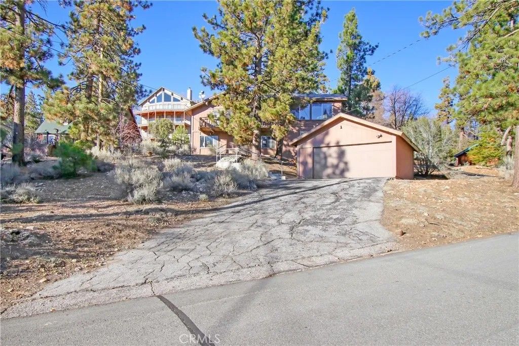 Photo of 1063 Fawnskin Dr, Fawnskin, CA 92333 (MLS # DW25274387)