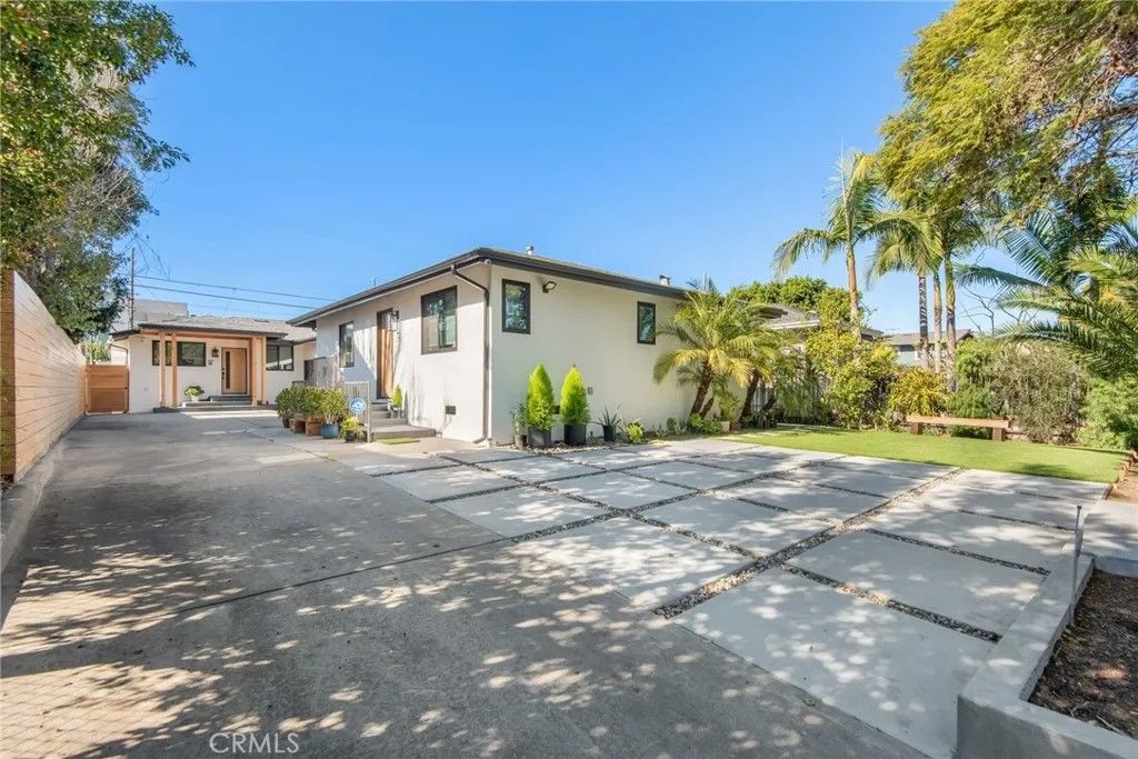Photo of 3007 S Hobart Blvd, Los Angeles, CA 90018 (MLS # DW26032044)