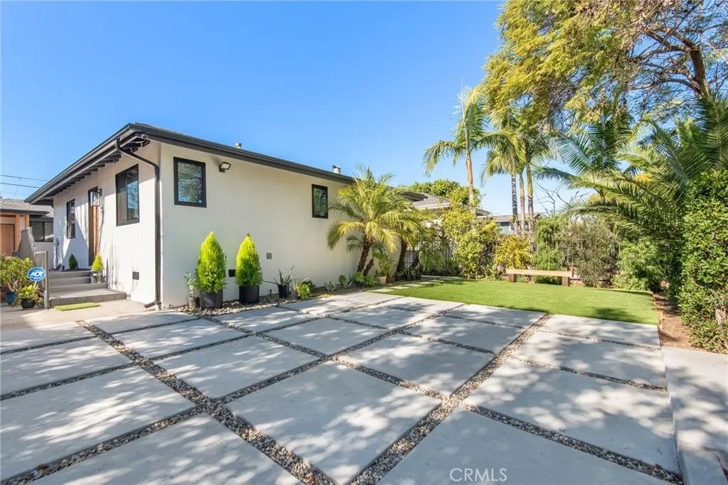 Photo of 3007 S Hobart Blvd, Los Angeles, CA 90018 (MLS # DW26032044)