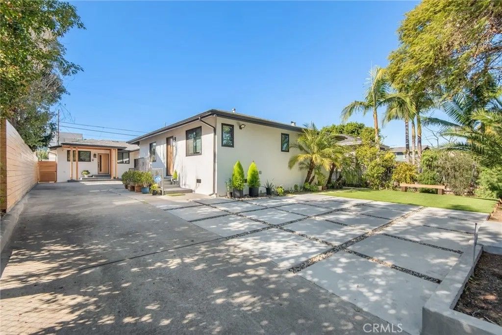 Photo of 3007 S Hobart Blvd, Los Angeles, CA 90018 (MLS # DW26032044)