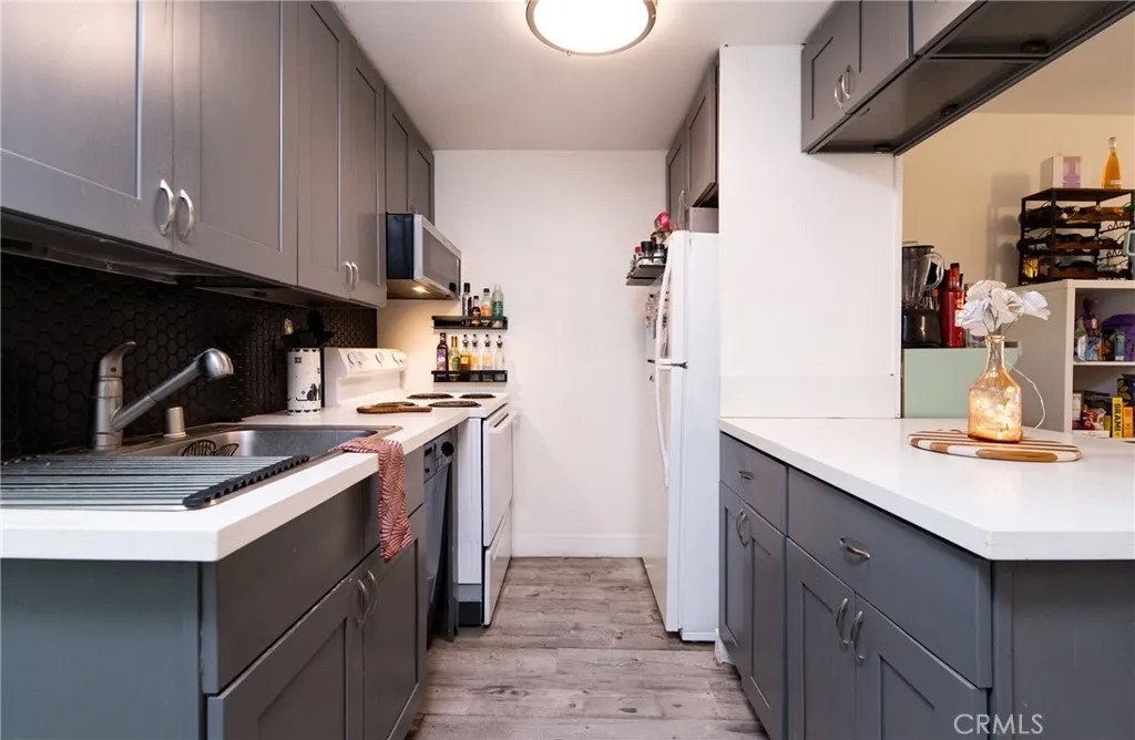 225 W 6th 405