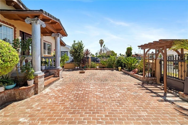 1729 W 51st Place