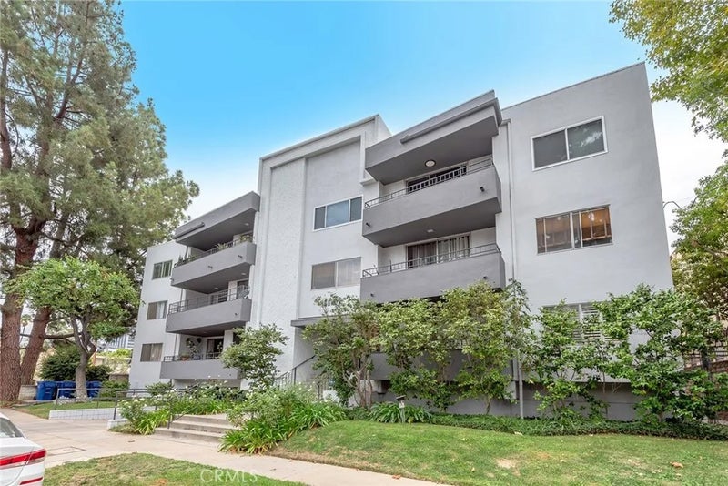 16012 Moorpark 302A