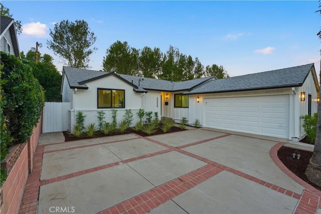 Photo of 20008 Friar Street, Woodland Hills, CA 91367 (MLS # SR25155873)