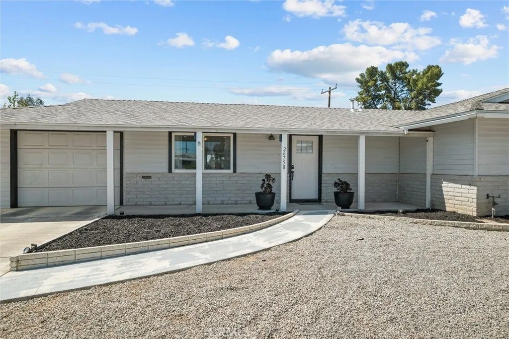 Photo of 26750 Oakmont Dr, Menifee, CA 92586 (MLS # SW26114466)