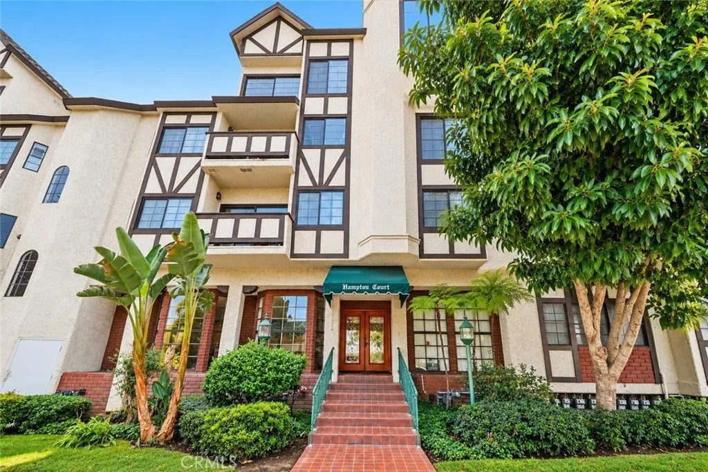 17914 Magnolia Boulevard 135