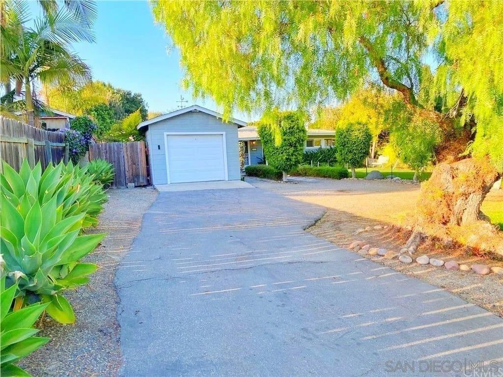 Photo of 925 Olive Ave, Vista, CA 92083 (MLS # 250043975)