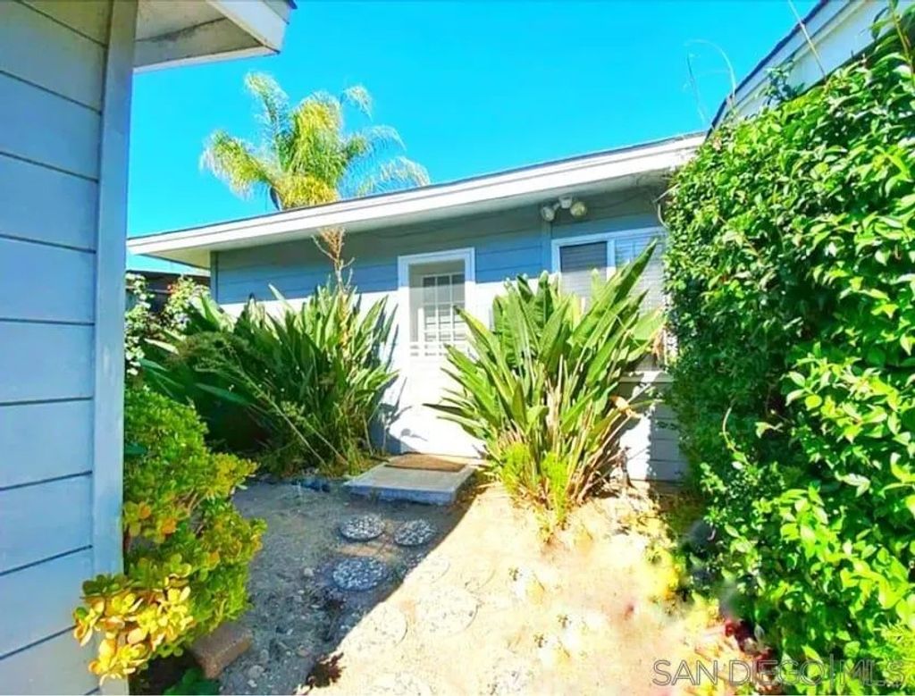 Photo of 925 Olive Ave, Vista, CA 92083 (MLS # 250043975)