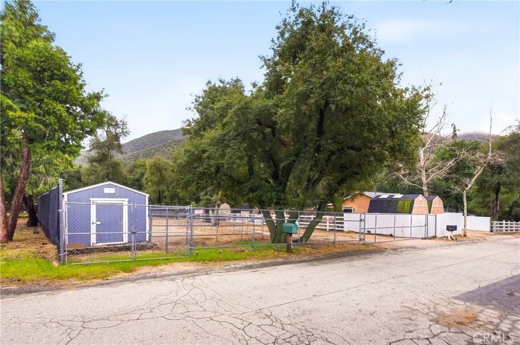 Photo of 39608 Calle Cascada, Green Valley, CA 91390 (MLS # SR26032043)