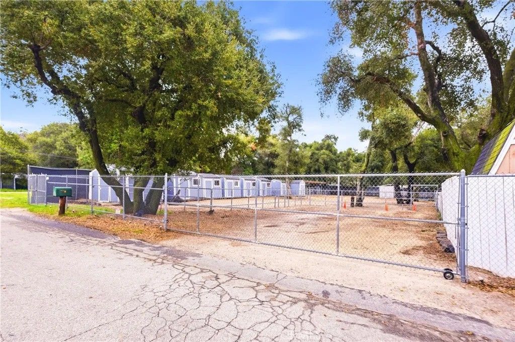 Photo of 39608 Calle Cascada, Green Valley, CA 91390 (MLS # SR26032043)