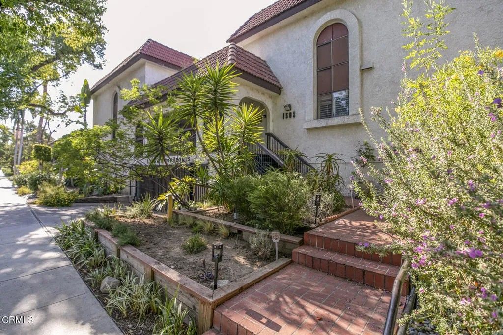 Photo of 1502 Rock Glen Avenue #G, Glendale, CA 91205 (MLS # P1-26046)