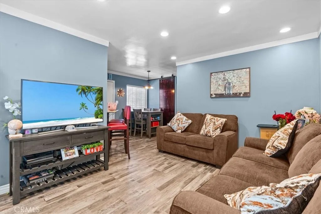 407 E Sunset