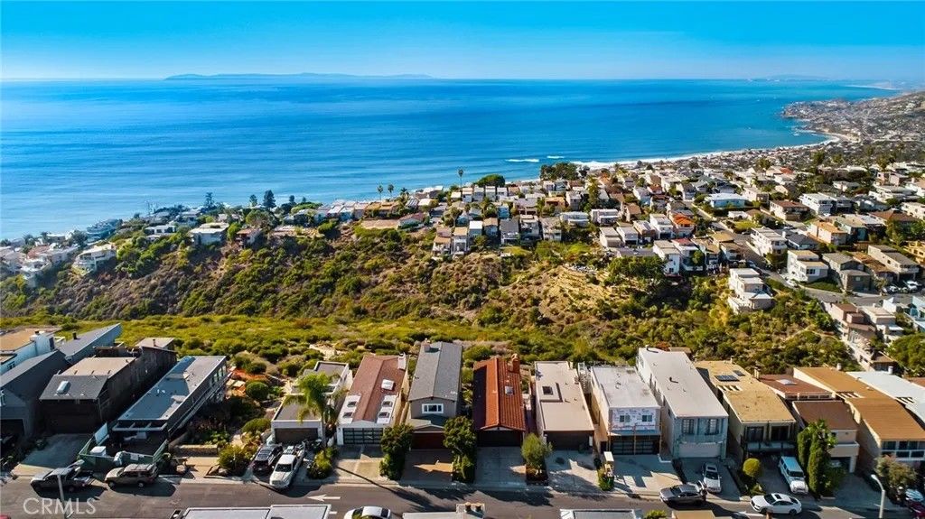 Photo of 925 Quivera St, Laguna Beach, CA 92651 (MLS # OC25271581)