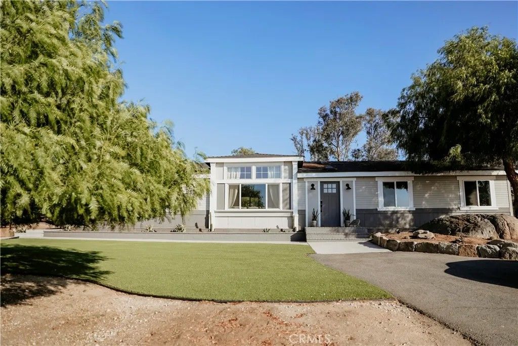 Photo of 39220 Gray Squirrel Rd, Temecula, CA 92592 (MLS # SW26048979)