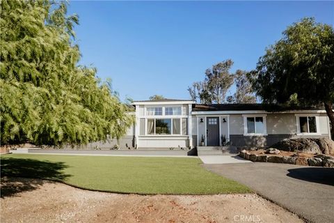 Photo of 39220 Gray Squirrel Rd, Temecula, CA 92592 (MLS # SW26048979)