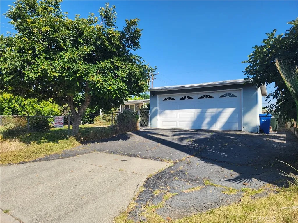 1551 Lyndhurst
