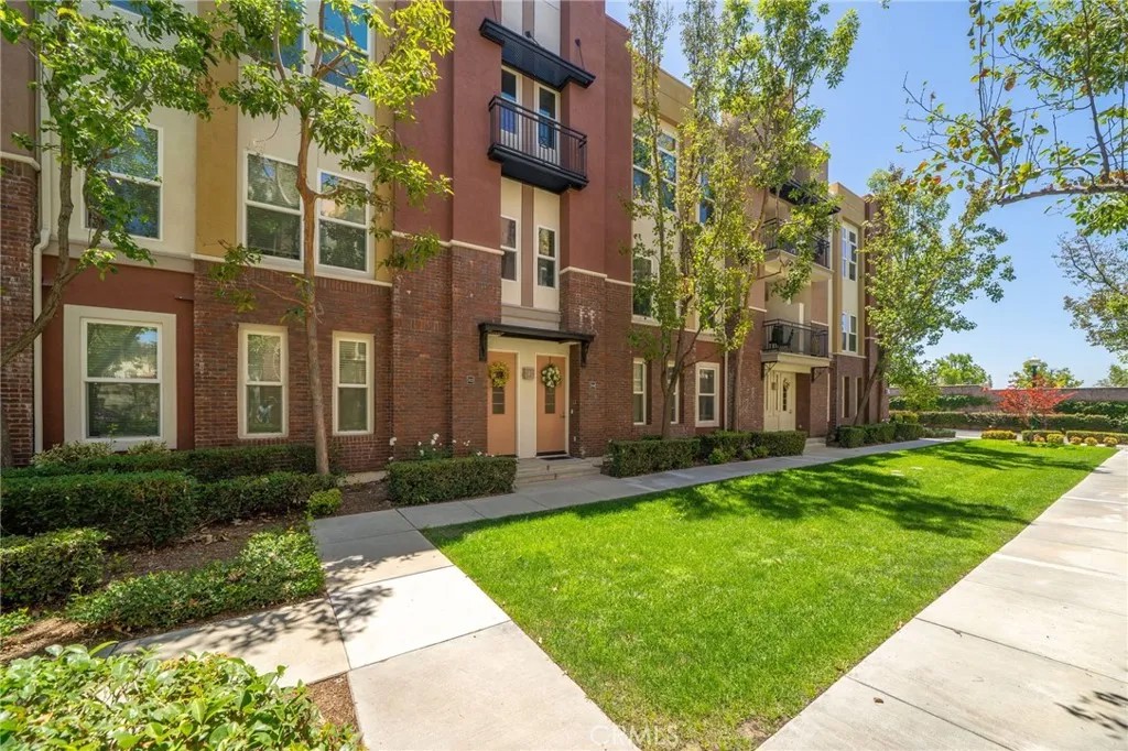 704 W 1st Street