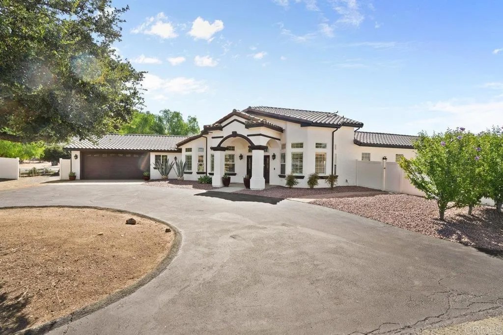 3029 N Victoria Drive