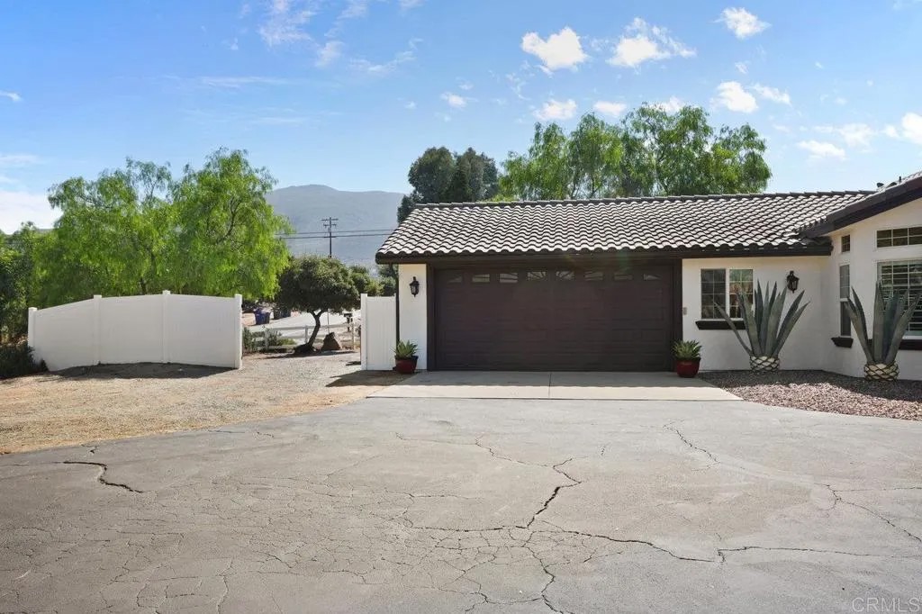 3029 N Victoria Drive