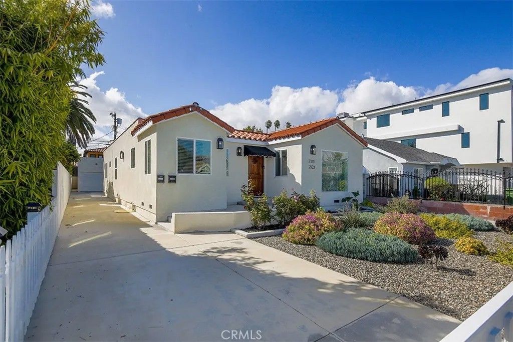 Photo of 2131 S Cloverdale Ave, Los Angeles, CA 90016 (MLS # DW26011304)