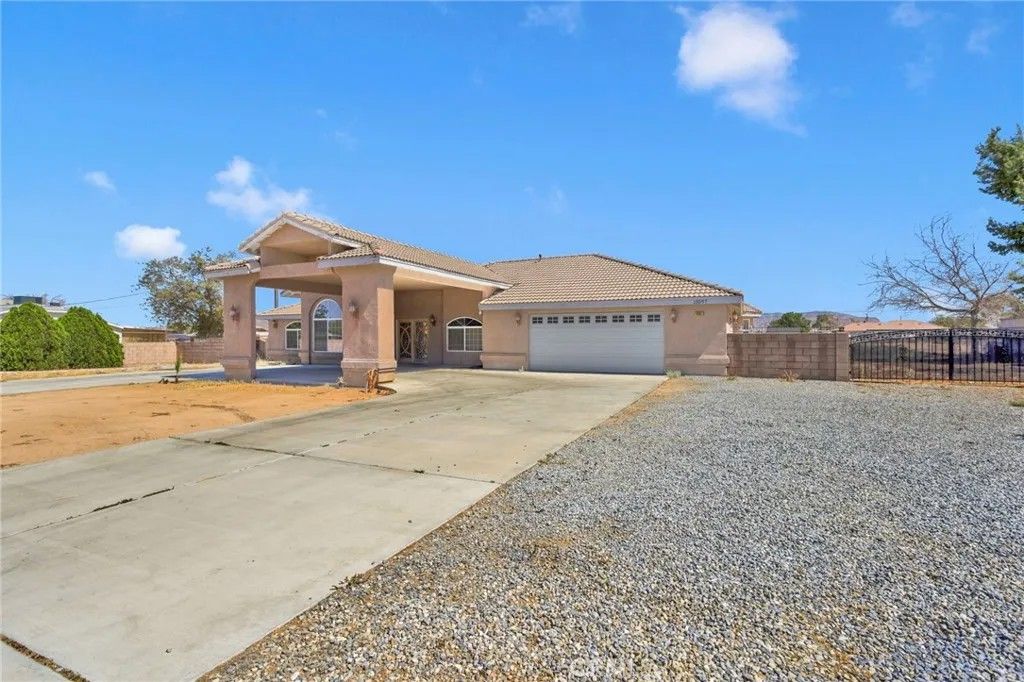 Photo of 13597 Kiowa Rd, Apple Valley, CA 92308 (MLS # HD26011440)