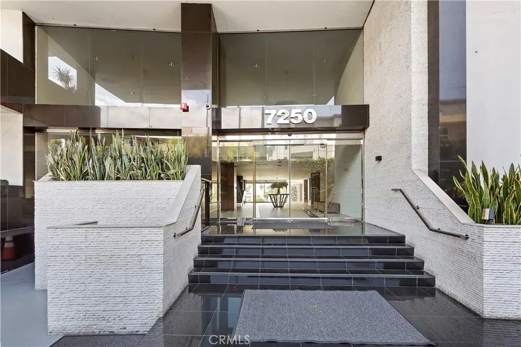 Photo of 7250 Franklin Avenue #506, Los Angeles, CA 90046 (MLS # CV25268521)