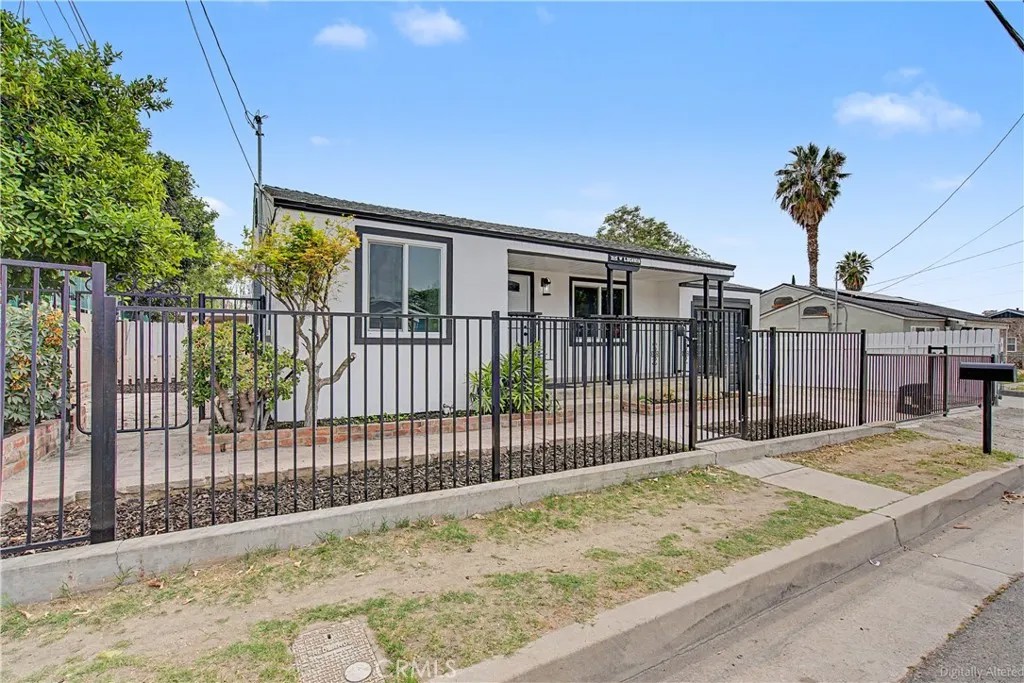 215 W Lugonia Ave