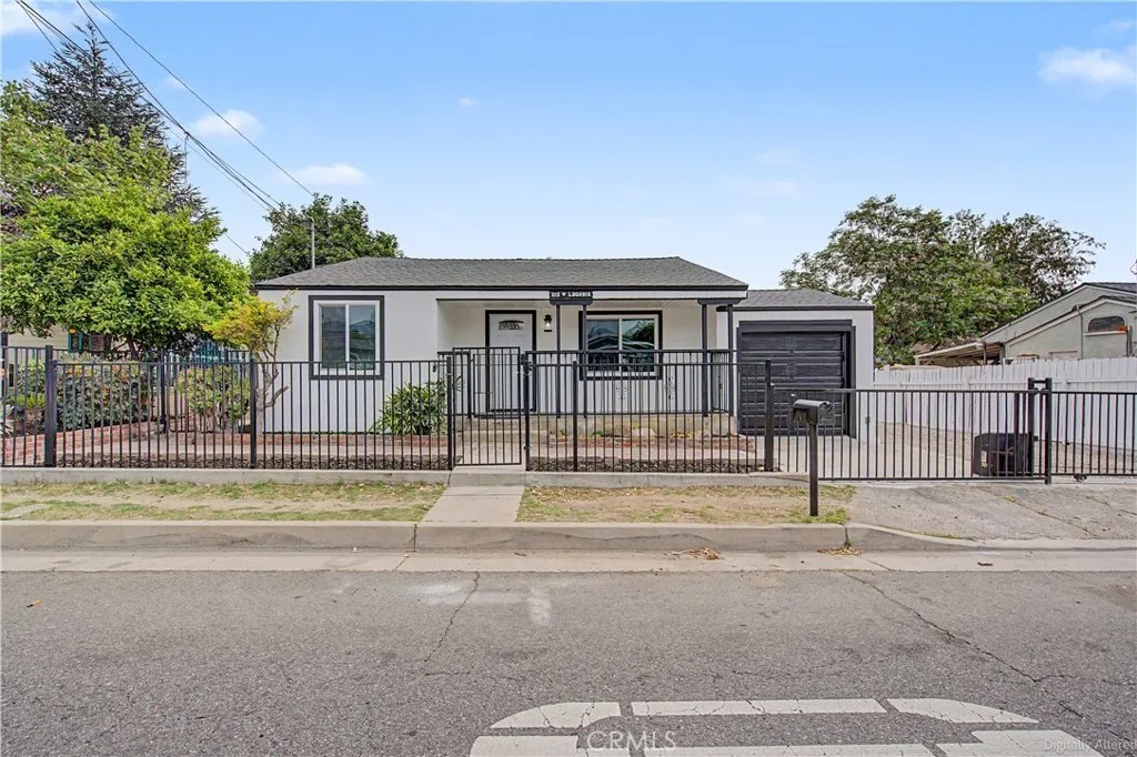 215 W Lugonia Ave