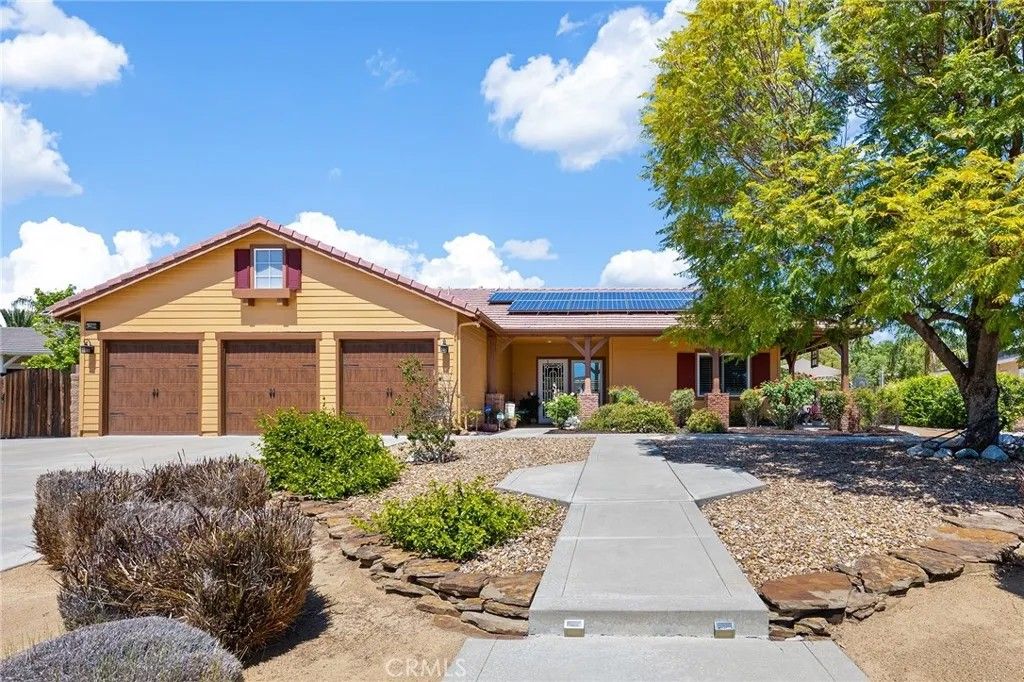 Photo of 42260 Chisolm Trail, Murrieta, CA 92562 (MLS # SW26082791)