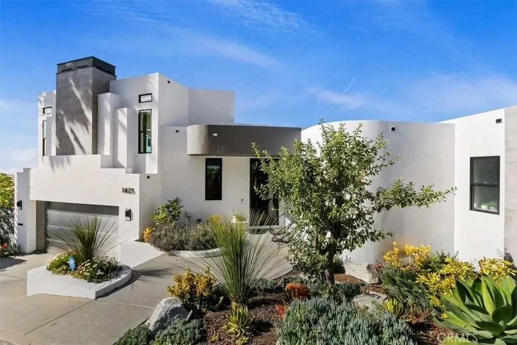 Photo of 1425 Skyline Dr, Laguna Beach, CA 92651 (MLS # IV25270073)