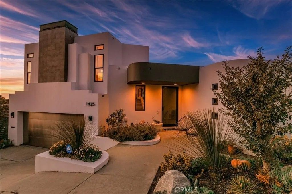 Photo of 1425 Skyline Dr, Laguna Beach, CA 92651 (MLS # IV25270073)