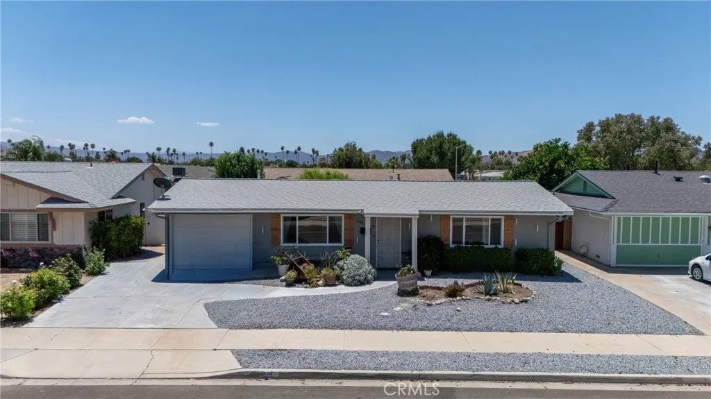 1601 W Mayberry