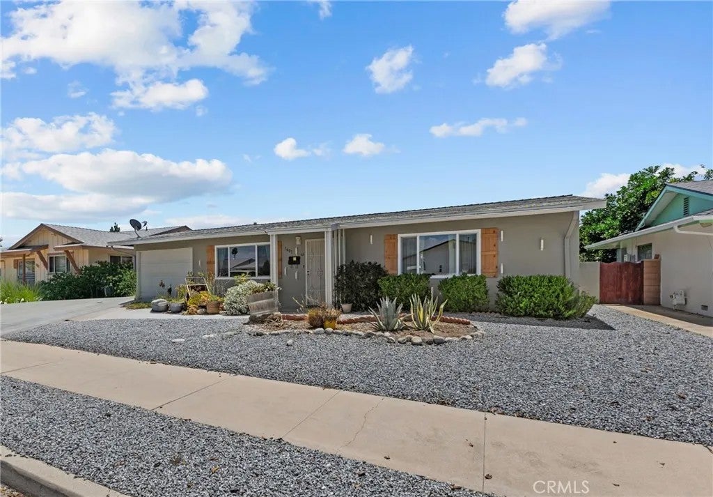1601 W Mayberry