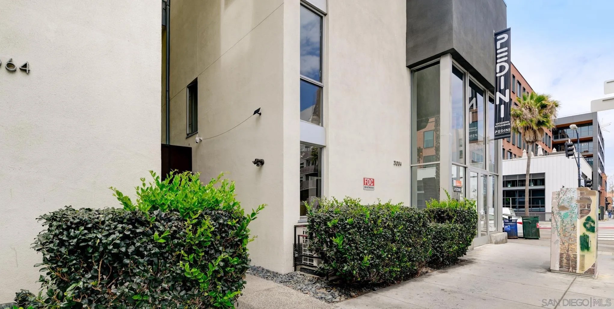 941 W Hawthorn St 8