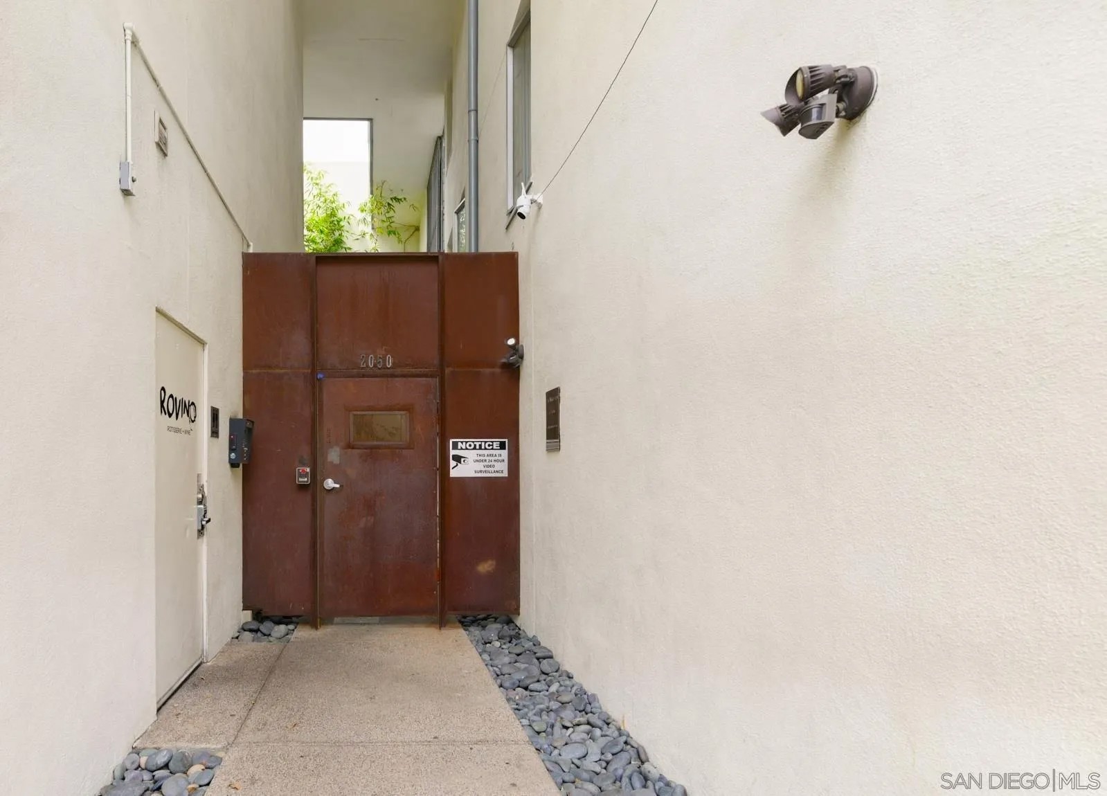 941 W Hawthorn St 8