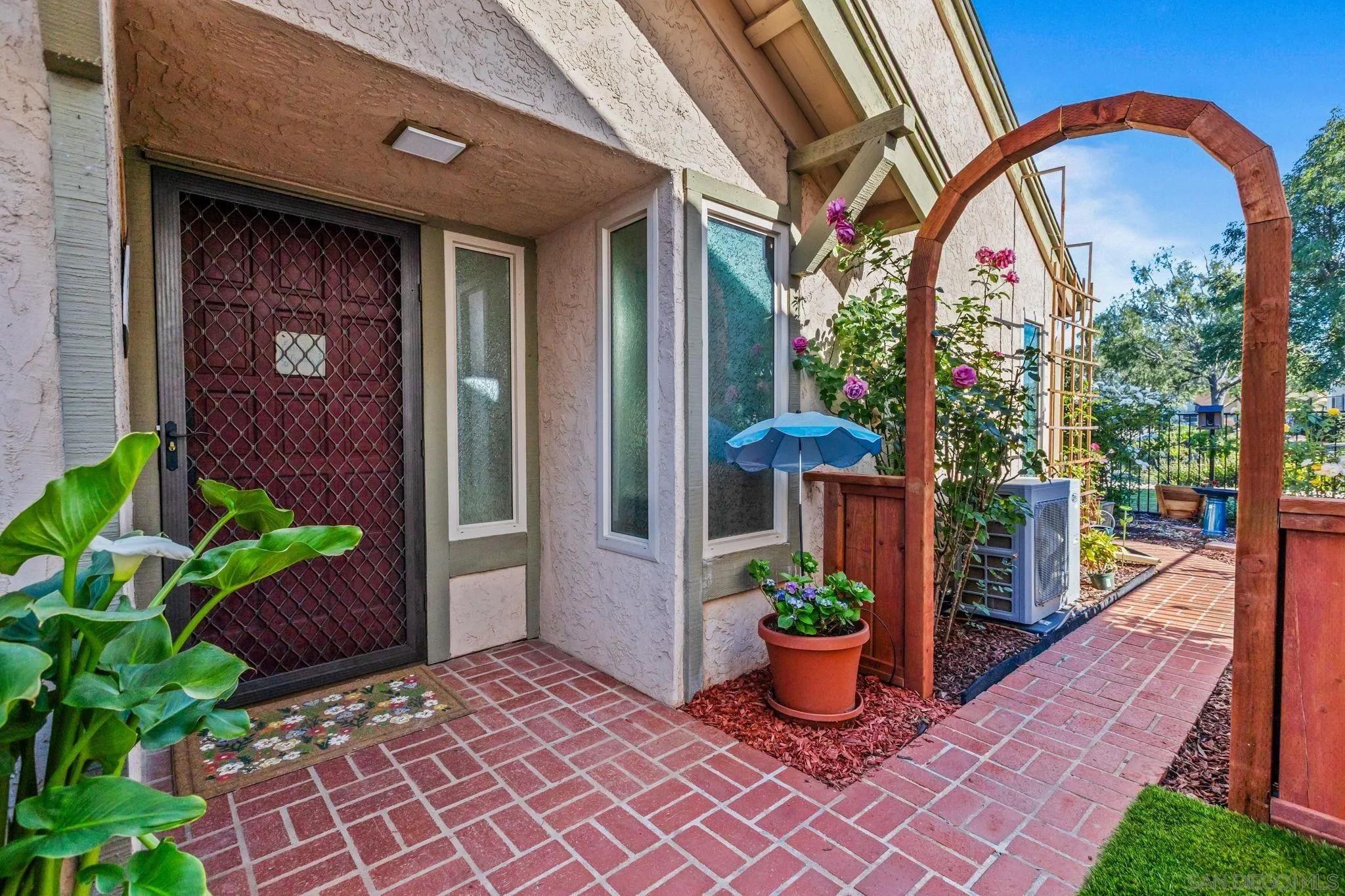 906 Sendero Ave