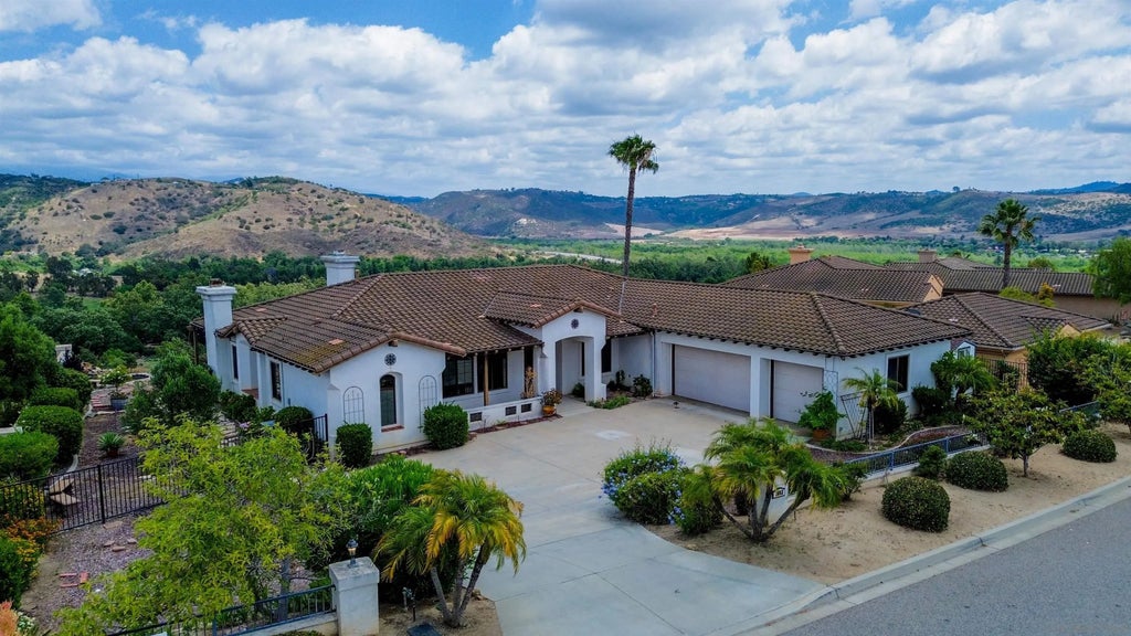 Photo of 3862 Flowerwood Lane, Fallbrook, CA 92028 (MLS # 260017719)