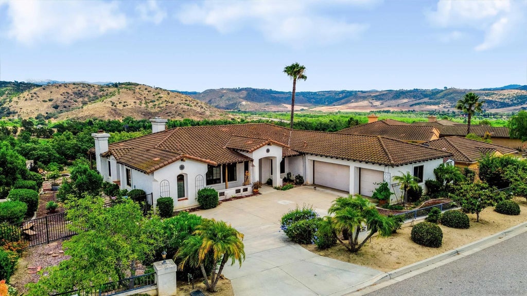Photo of 3862 Flowerwood Lane, Fallbrook, CA 92028 (MLS # 260017719)