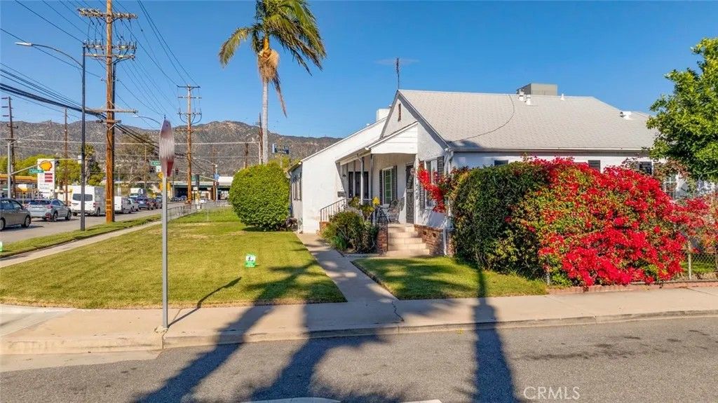 Photo of 1002 S Bruce Ln, Burbank, CA 91502 (MLS # GD25246235)