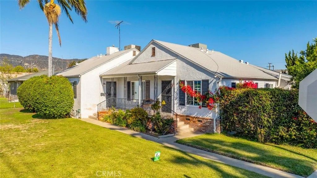 Photo of 1002 S Bruce Ln, Burbank, CA 91502 (MLS # GD25246235)