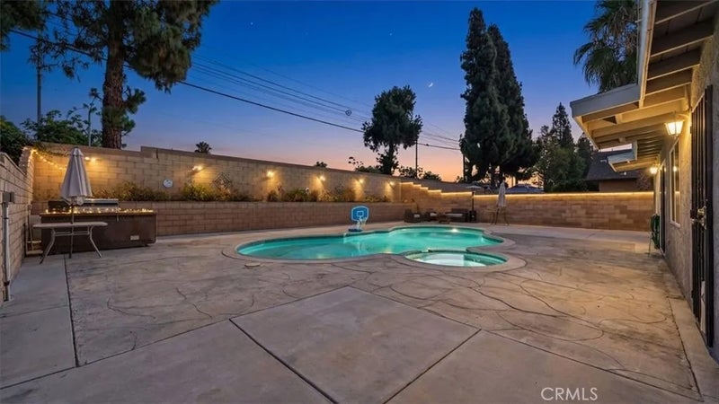 1445 E Bermuda Dunes
