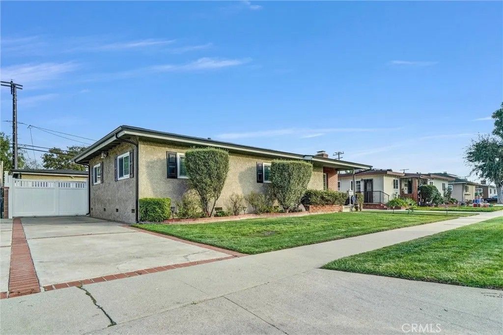 Photo of 2354 Snowden Ave, Long Beach, CA 90815 (MLS # OC25269732)