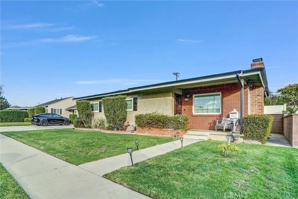 Photo of 2354 Snowden Ave, Long Beach, CA 90815 (MLS # OC25269732)