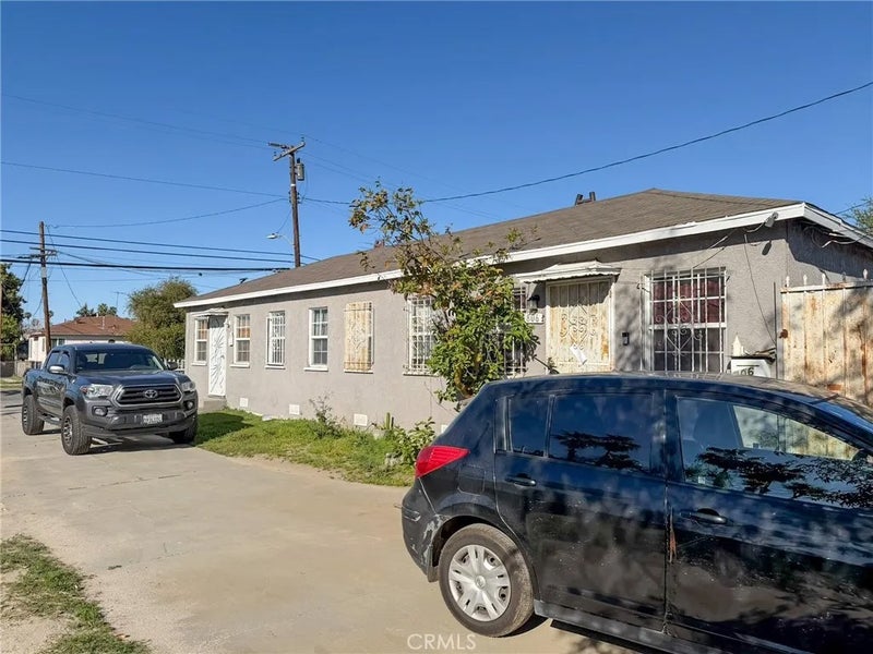 804 E Oaks