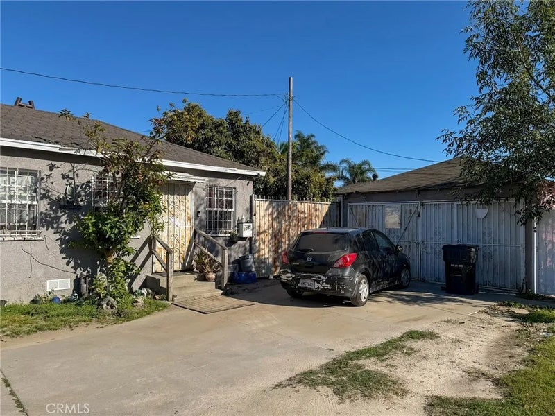 804 E Oaks
