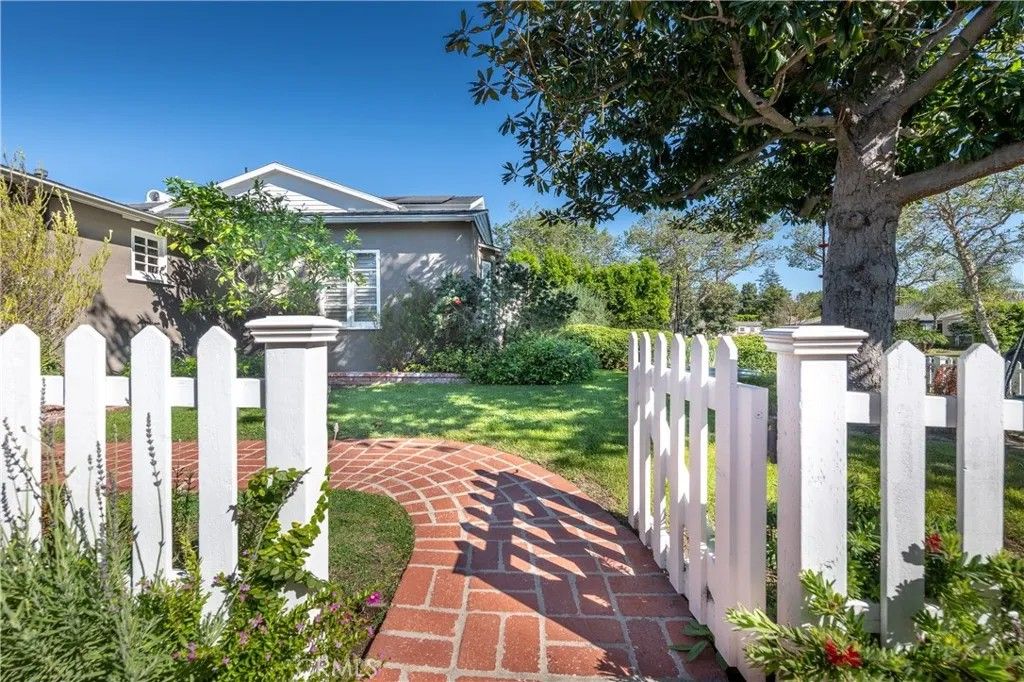 Photo of 4437 Farmdale Ave, Studio City, CA 91602 (MLS # SR26061907)