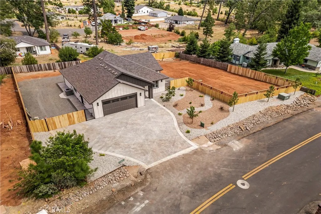 1586 Gate Lane
