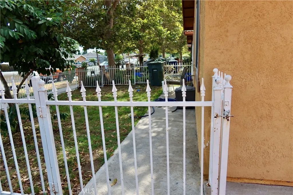 329 E Belmont