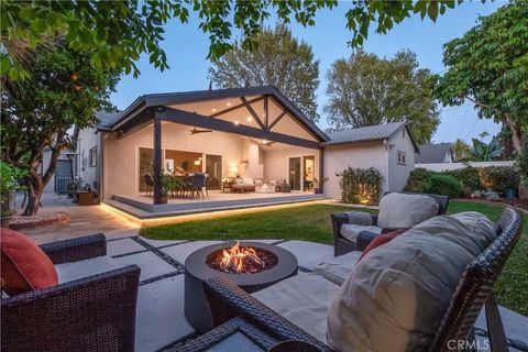 Photo of 13744 Bessemer St, Valley Glen, CA 91401 (MLS # CV26060260)