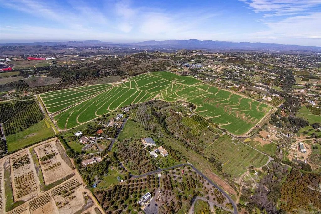 Photo of 31092 Via Puerta Del Sol, Bonsall, CA 92003 (MLS # NDP2608782)